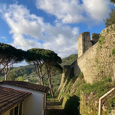 Castelnuovo Кастельнуово-ди-Магра