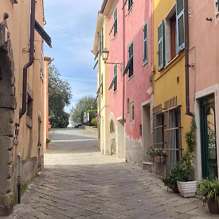 Castelnuovo * Castelnuovo Magra